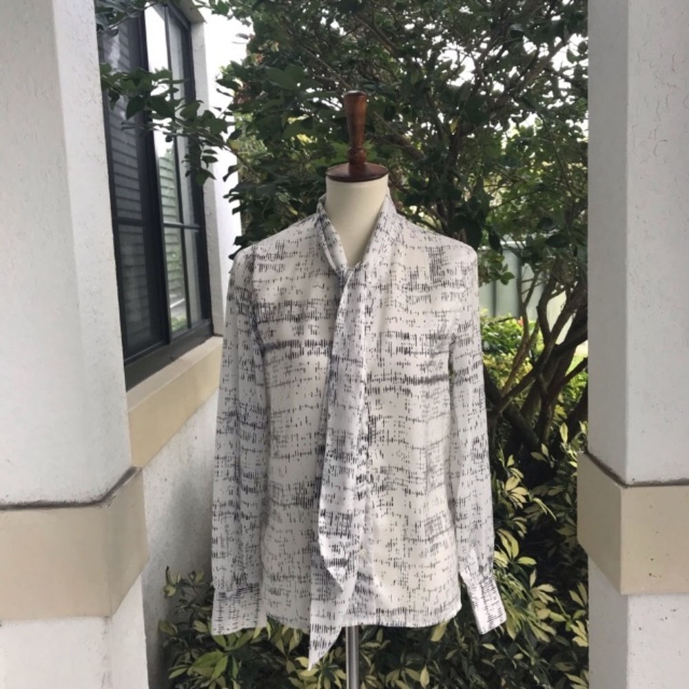 Avec les Filles Tie Front Geometric Print Blouse